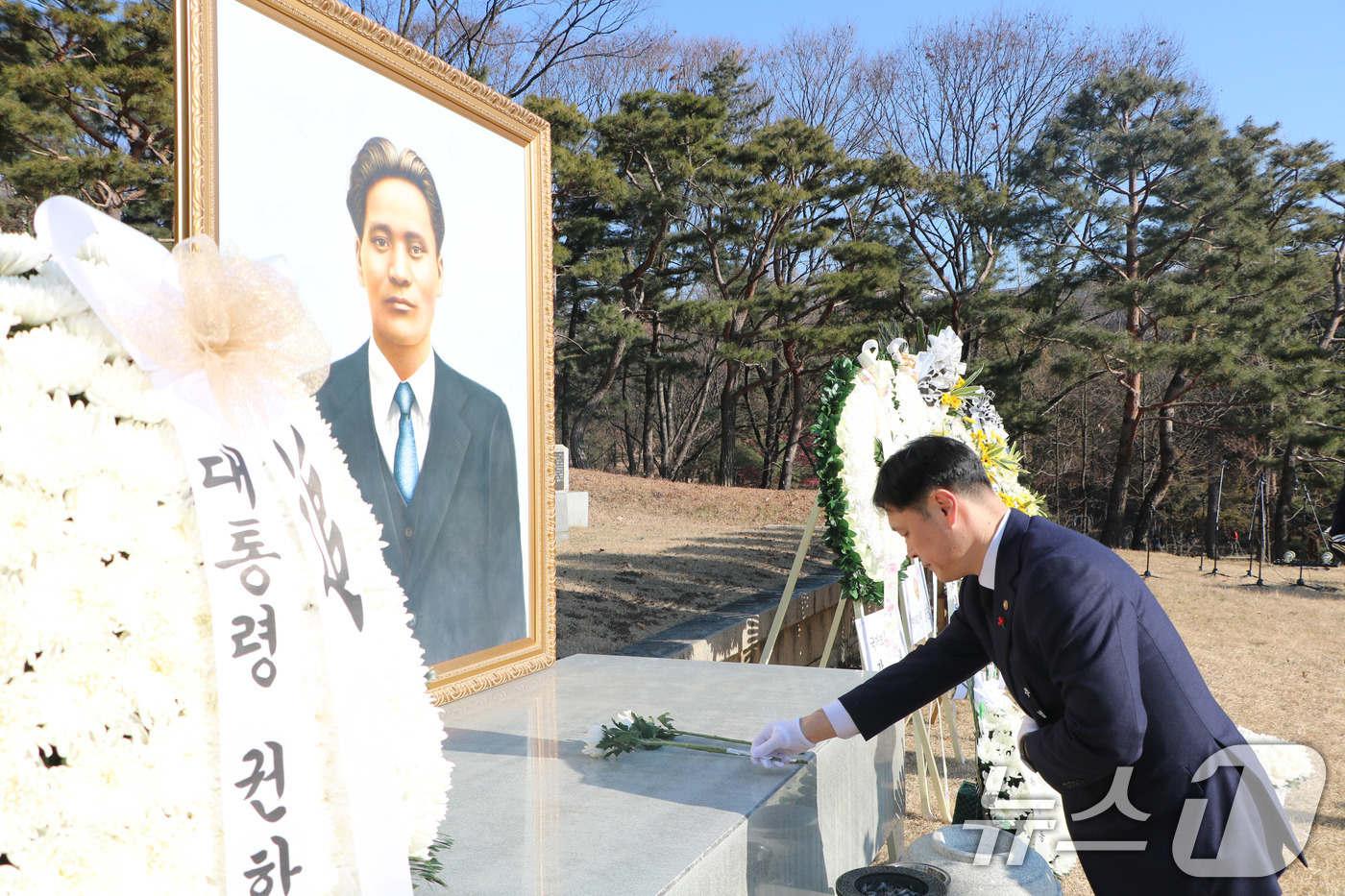 (서울=뉴스1) = 이희완 국가보훈부 차관이 19일 오전 서울시 용산구 효창공원에서 열린 매헌 윤봉길 의사 순국 92주기 추념식에 참석해 헌화 및 분향을 하고 있다. (국가보훈부 …