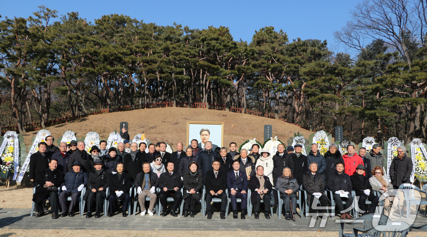 (서울=뉴스1) = 이희완 국가보훈부 차관이 19일 오전 서울시 용산구 효창공원에서 열린 매헌 윤봉길 의사 순국 92주기 추념식에 참석해 주요내빈들과 함께 기념 촬영을 하고 있다. …