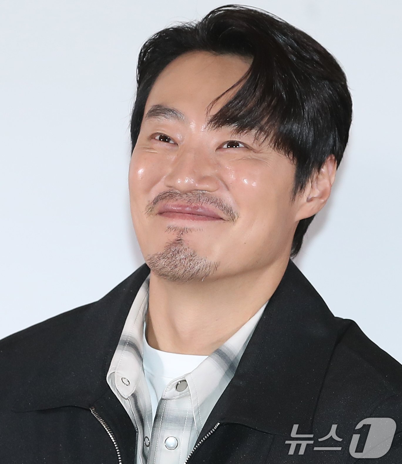 본문 이미지 - 배우 이희준이 19일 서울 강남구 메가박스 코엑스에서 열린 영화 '보고타 : 마지막 기회의 땅' 언론시사회에 참석해 미소를 짓고 있다. '보고타 : 마지막 기회의 땅'은 IMF 직후, 새로운 희망을 품고 지구 반대편 콜롬비아 보고타로 향한 국희(송중기 분)가 보고타 한인 사회의 실세 수영(이희준 분), 박병장(권해효 분)과 얽히게 되면서 벌어지는 이야기를 그린 작품이다. 2024.12.19/뉴스1 ⓒ News1 권현진 기자