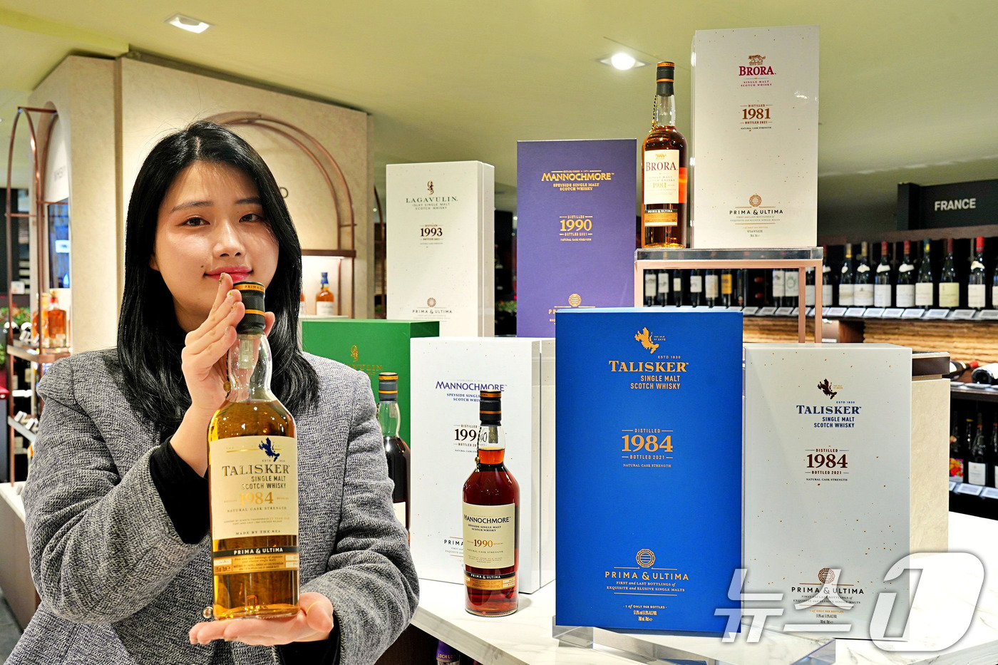 (서울=뉴스1) = 롯데백화점에서 오는 20일부터 입점 전점에서 고품격 빈티지 희귀 싱글 몰트 위스키 ‘탈리스커 1976’을 비롯한 ‘프리마&울티마’의 네 번째 에디션을 국내 최초 …