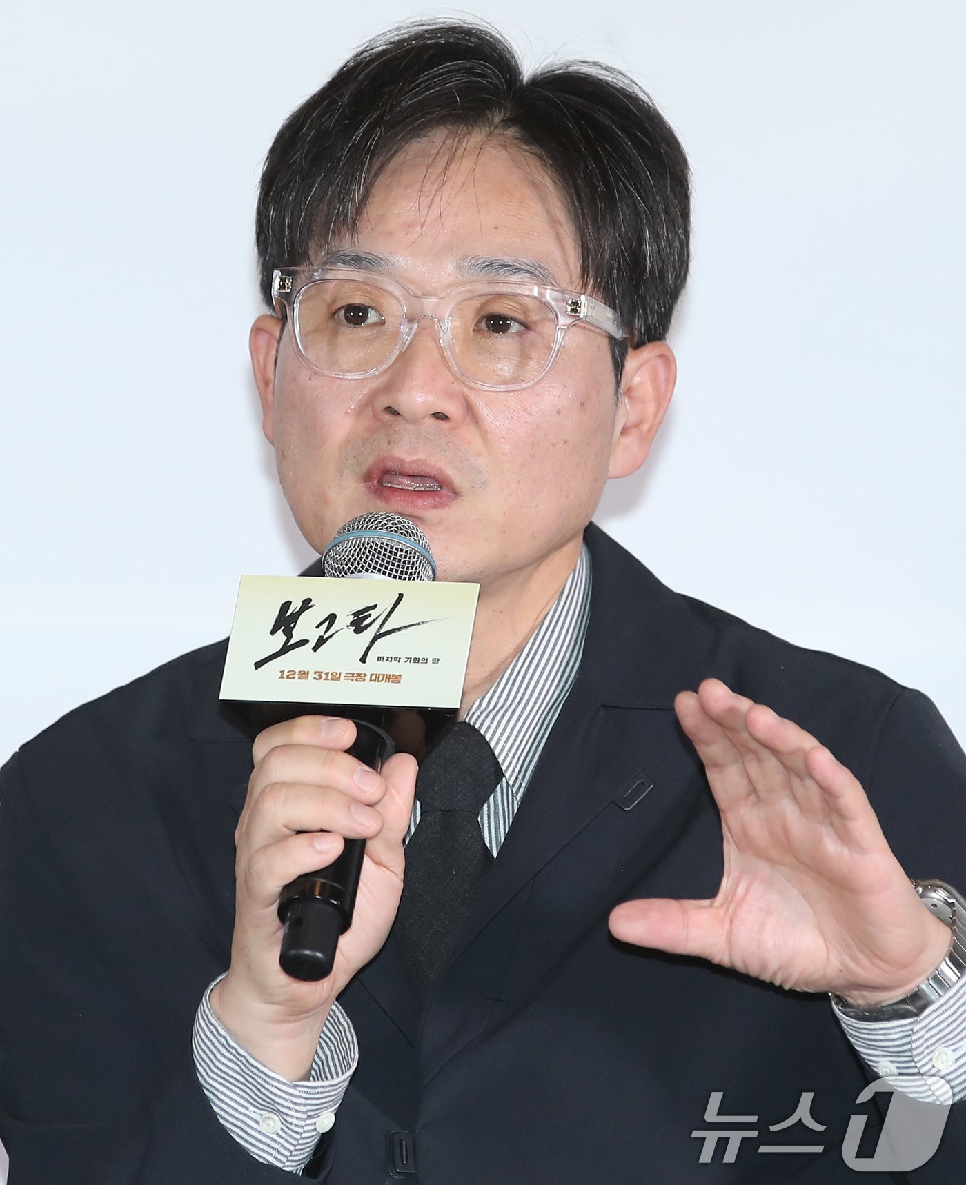 본문 이미지 - 김성제 감독이 19일 서울 강남구 메가박스 코엑스에서 열린 영화 '보고타 : 마지막 기회의 땅' 언론시사회에 참석해 취재진 질문에 답하고 있다. '보고타 : 마지막 기회의 땅'은 IMF 직후, 새로운 희망을 품고 지구 반대편 콜롬비아 보고타로 향한 국희(송중기 분)가 보고타 한인 사회의 실세 수영(이희준 분), 박병장(권해효 분)과 얽히게 되면서 벌어지는 이야기를 그린 작품이다. 2024.12.19/뉴스1 ⓒ News1 권현진 기자