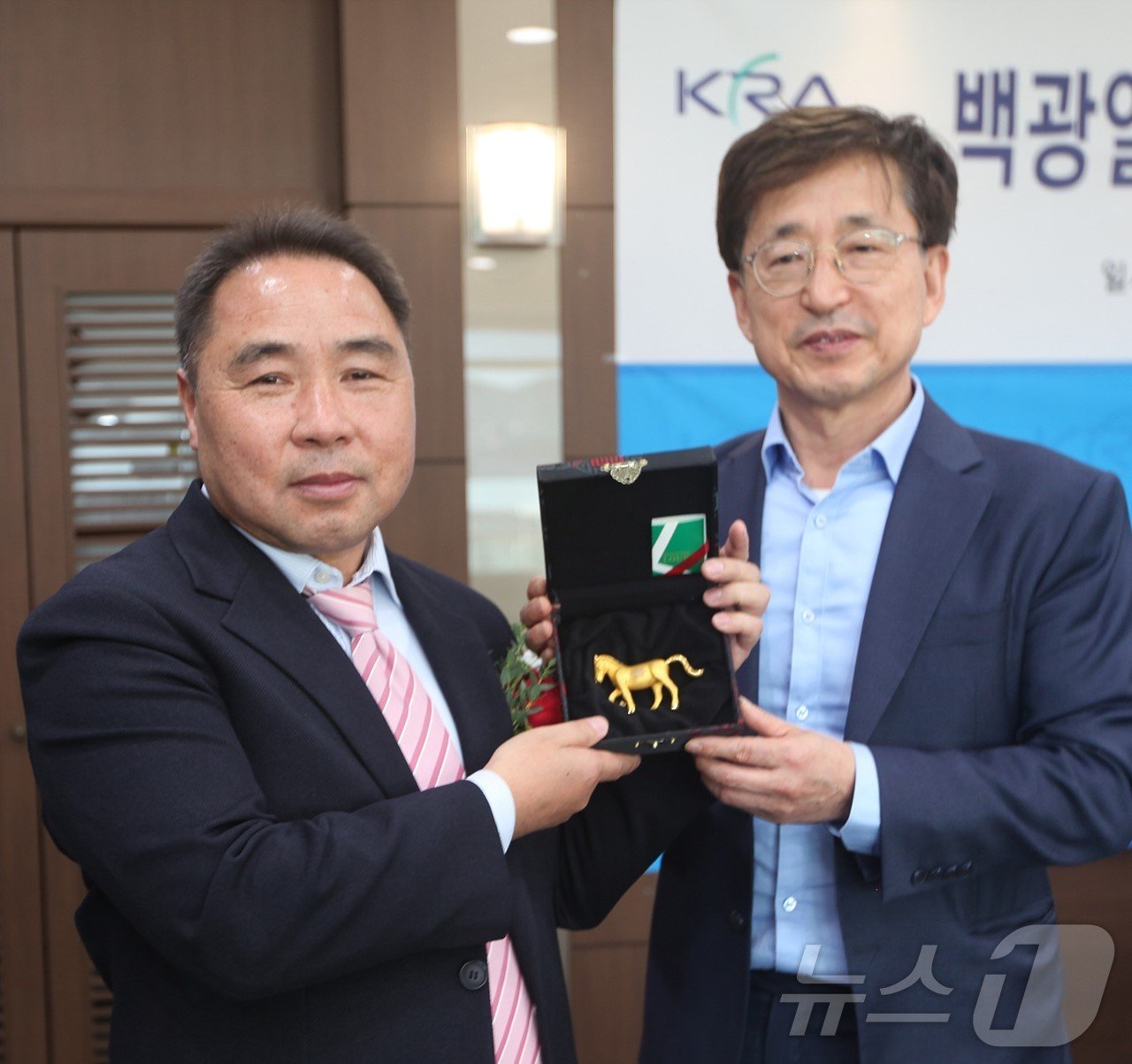 본문 이미지 - 백광열 조교사(왼쪽)가 1000승 달성 기념감사패를 받고 있다.(렛츠런파크부산경남 제공) 