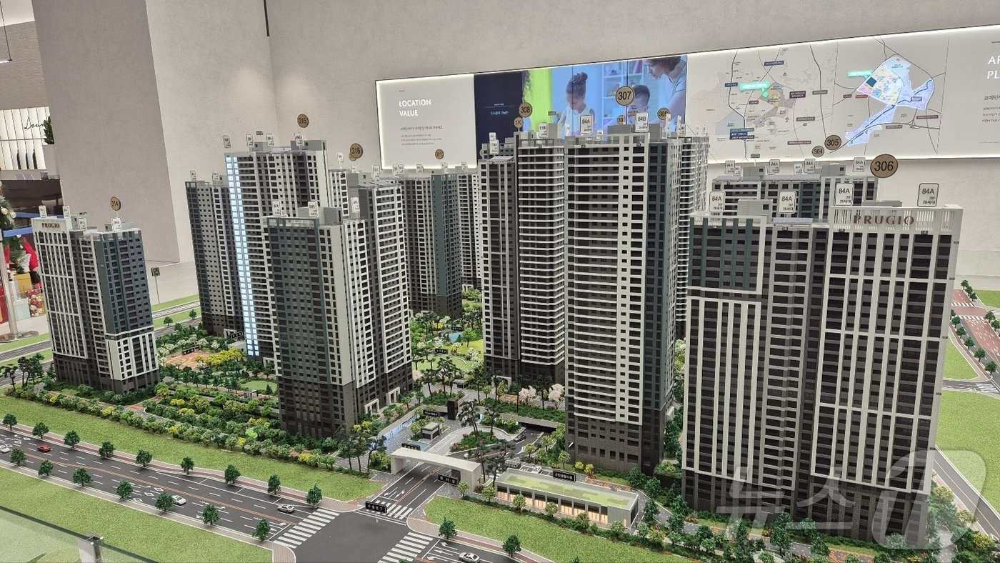 본문 이미지 - 대우건설 평택 브레인시티 푸르지오 모형.2024.12.19/뉴스1 김동규 기자ⓒ news1