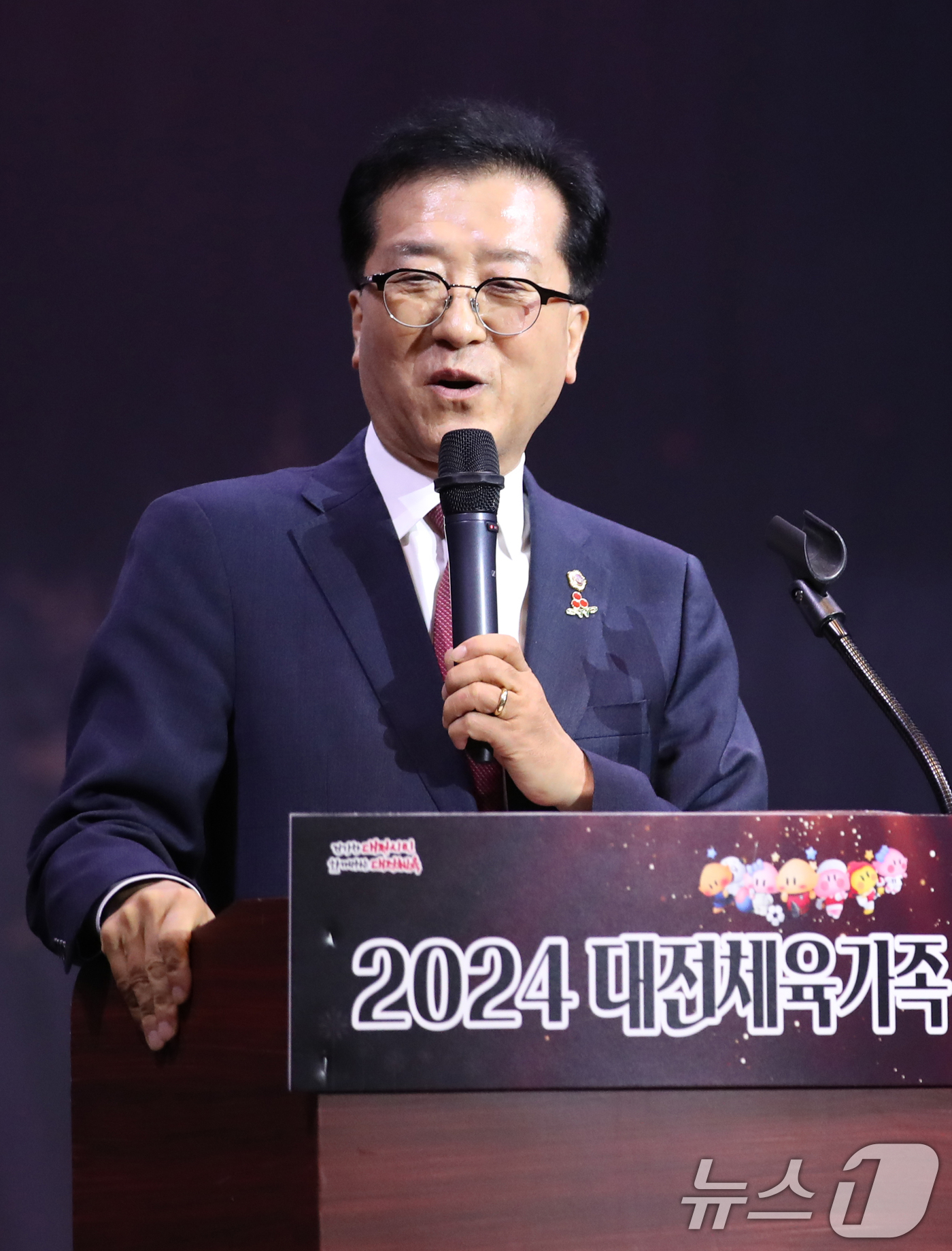 (대전=뉴스1) 김기태 기자 = 조원휘 대전시의장이 19일 대전 유성구 호텔 ICC에서 열린 2024년 체육가족 송년의 밤 행사에서 축사를 하고 있다. 2024.12.19/뉴스1