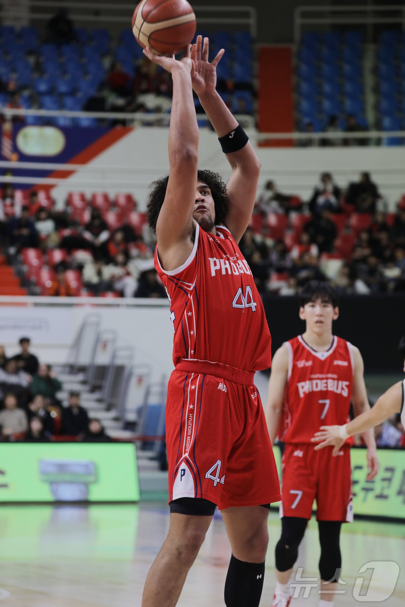 본문 이미지 - 19일 오후 울산 동천체육관에서 열린 2024-2025 KCC 프로농구 정규리그 울산현대모비스와 서울 삼성의 경기에서 울산 게이지 프림이 슛을 하고 있다.2024.12.19/뉴스1 ⓒ News1 김지혜 기자