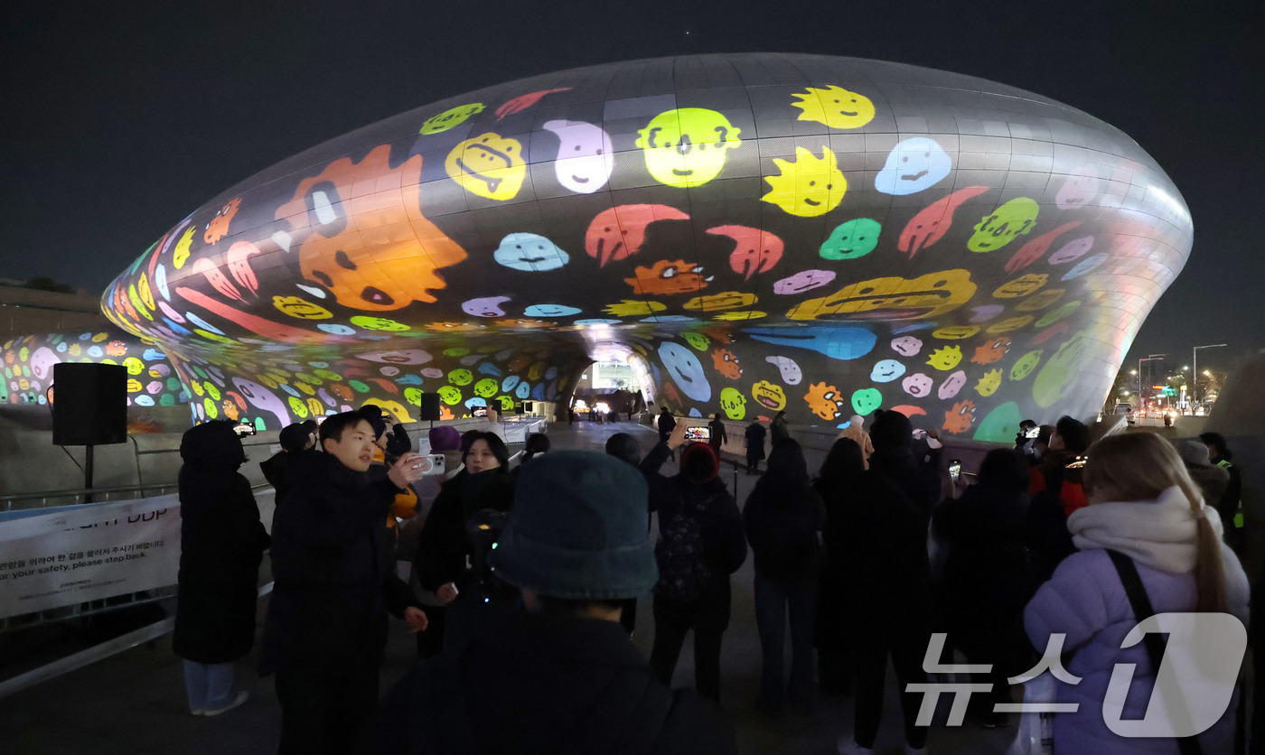 (서울=뉴스1) 박세연 기자 = 19일 오후 서울 중구 동대문디자인플라자에서 개막한 ‘서울라이트 DDP 2024 겨울’의 화려한 미디어아트 작품들이 공개되고 있다.DDP의 222m …