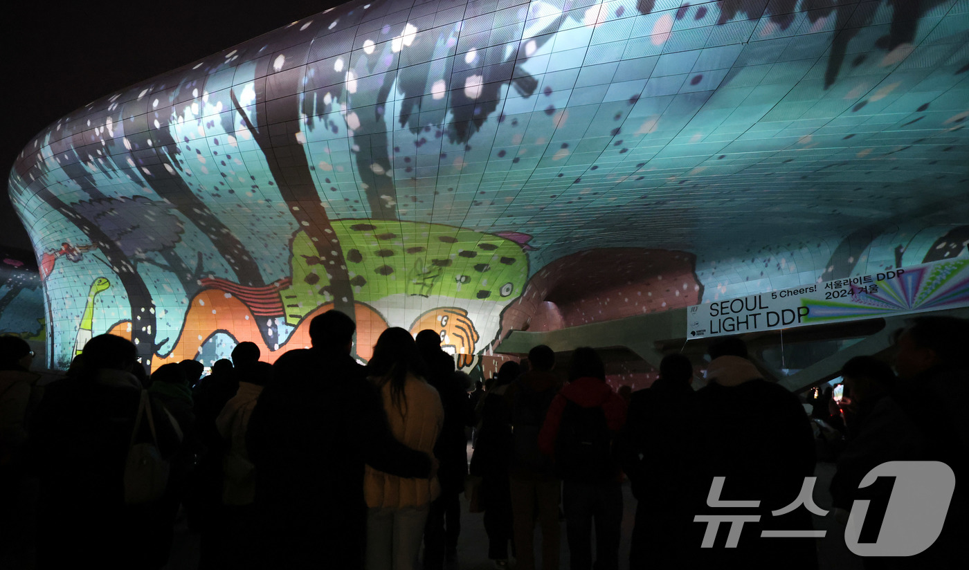 (서울=뉴스1) 박세연 기자 = 19일 오후 서울 중구 동대문디자인플라자에서 개막한 ‘서울라이트 DDP 2024 겨울’의 화려한 미디어아트 작품들이 공개되고 있다.DDP의 222m …