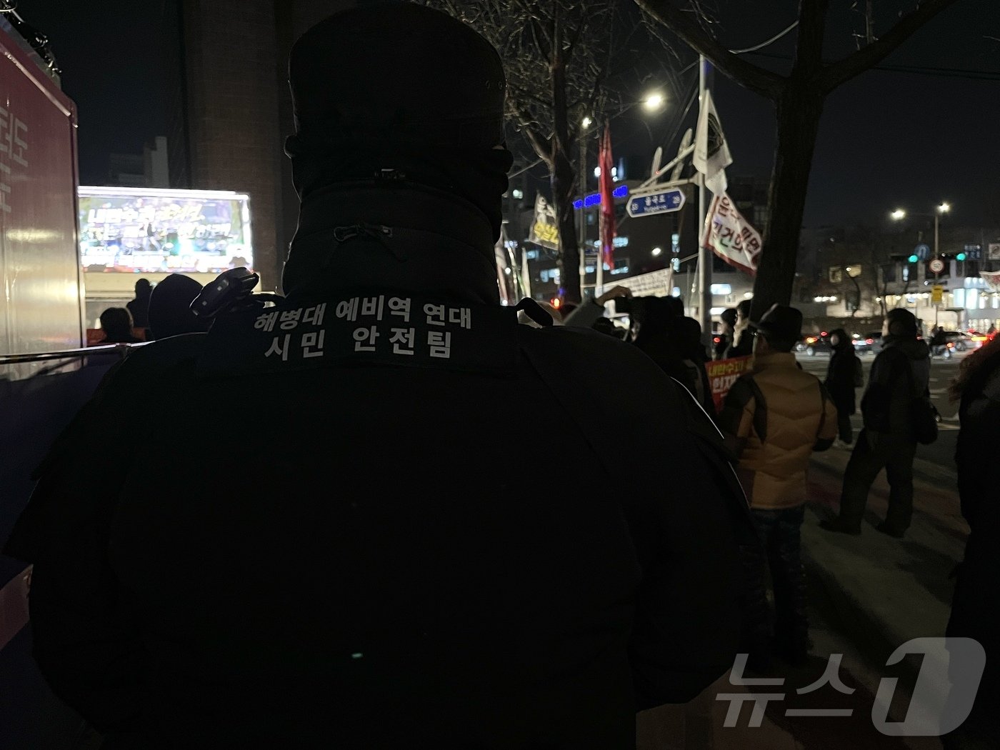 본문 이미지 - 김 모 씨&#40;남·42&#41;가 &#39;해병대예비역연대 시민안전팀&#39;이라고 쓰인 조끼를 입고 집회 현장을 바라보고 있다. 2024.12.19 ⓒ 뉴스1 유수연 기자