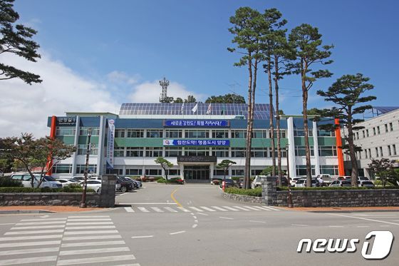 총 들고 탄조끼도 착용한 군 병력…'비상계엄' 당시 양구군청 진입