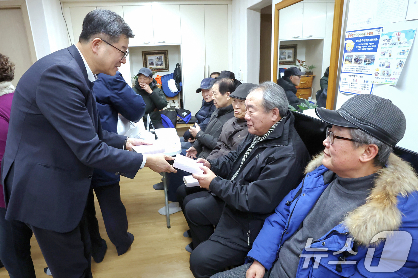 (서울=뉴스1) 민경석 기자 = 이기일 보건복지부 제1차관이 서울 용산구 양짓말 경로당을 방문해 동절기 한파 대비 상황을 살핀 뒤 어르신들에게 선물을 전달하고 있다.(보건복지부 제 …