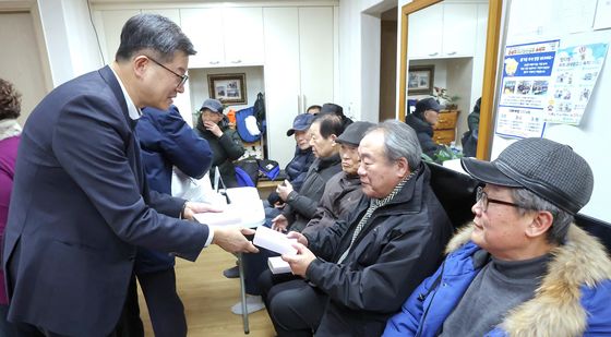 경로당 어르신들 만난 이기일 복지부 1차관