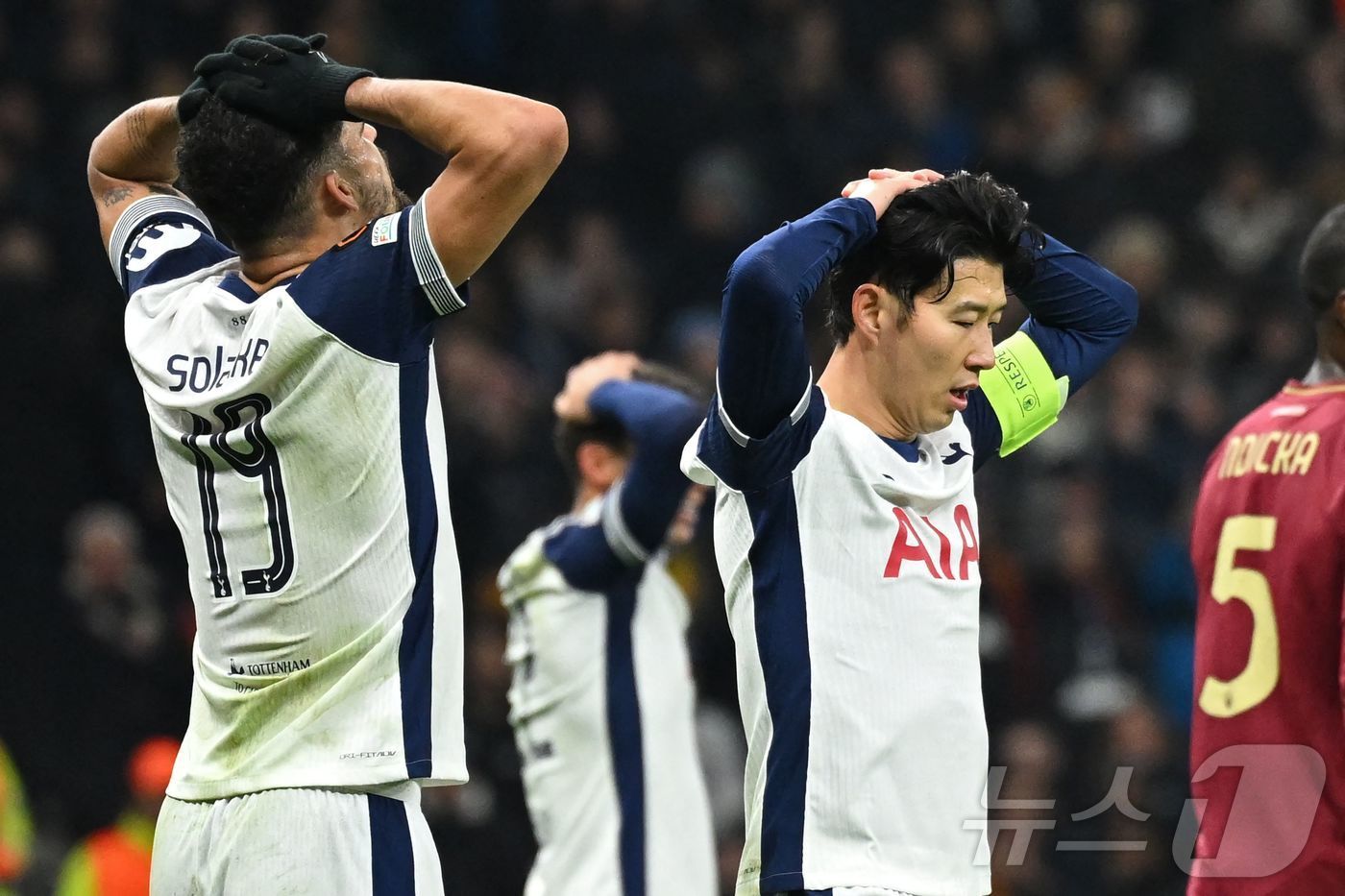 아쉬워하는 토트넘 선수들ⓒ AFP=뉴스1