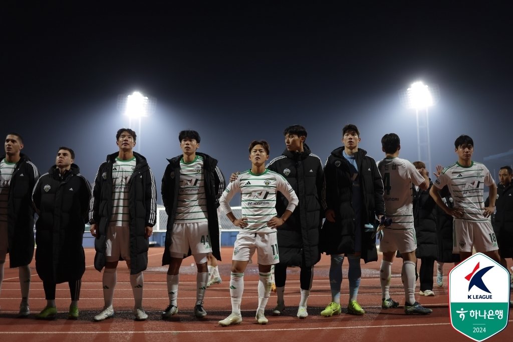  전북 현대의 이승우&#40;가운데&#41;&#40;한국프로축구연맹 제공&#41;