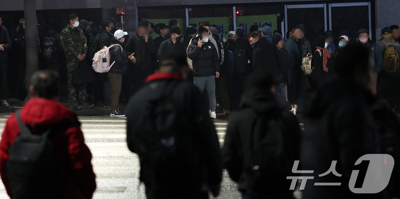 (서울=뉴스1) 김성진 기자 = 2일 새벽 서울 구로구 남구로역 인근 인력시장에서 건설 일용직 노동자들이 일자리를 구하기 위해 발걸음을 옮기고 있다. 2024.12.2/뉴스1