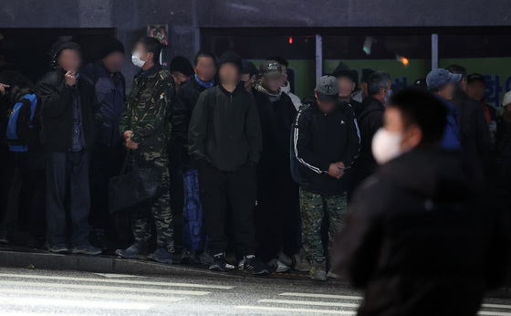 저소득층 근로소득 5년 만에 감소…고환율에 먹거리·난방비 걱정