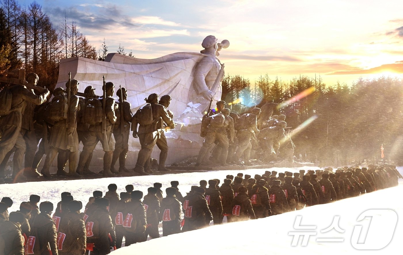 본문 이미지 - &#40;평양 노동신문=뉴스1&#41; = 북한 노동당 기관지 노동신문은 2일 &#34;올해 겨울철 백두산 지구 혁명전적지 답사가 활기 있게 진행되고 있다＂라면서 ＂종합된 자료에 따르면 올해 겨울철 답사가 시작된 11월초에만도 수십개 단체의 1000여명의 일꾼&#40;간부&#41;들과 근로자들이 백두산 지구 혁명 전적지 답사에 나섰다＂라고 보도했다. [국내에서만 사용가능. 재배포 금지. DB 금지. For Use Only in the Republic of Korea. Redistribution Prohibited] rodongphoto@news1.kr