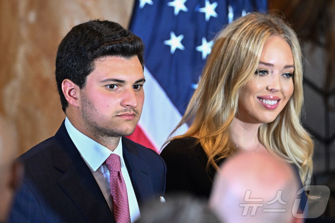 본문 이미지 - 도널드 트럼프 미국 대통령 당선인의 둘째 딸 티파니 트럼프와 남편 마이클 불로서. 2023년 4월 4일 플로리다주 팜비치의 마러라고 저택에서 열린 트럼프의 기자회견에 참석했을 당시 모습이다. ⓒ AFP=뉴스1 ⓒ News1 류정민 특파원