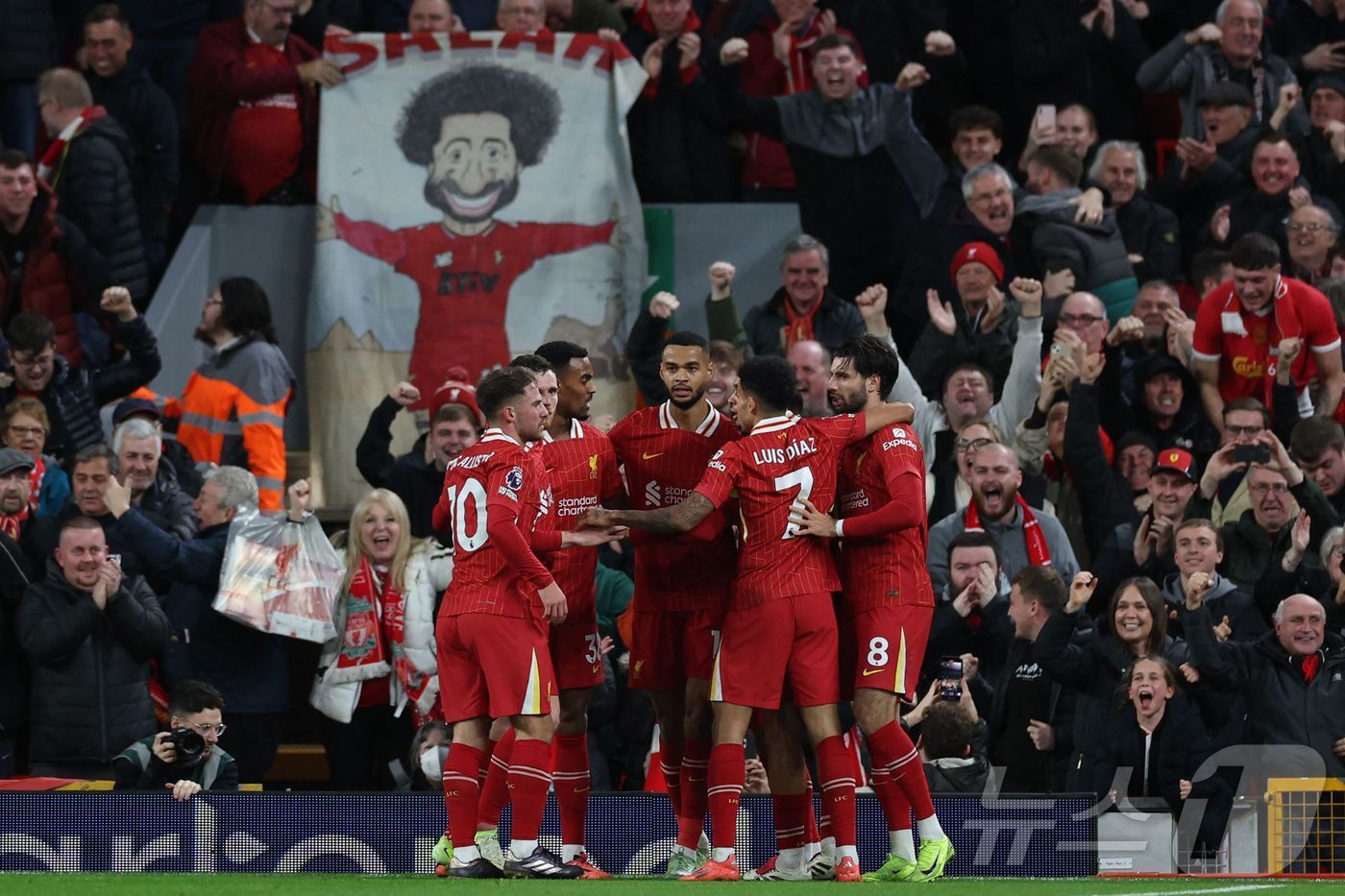 본문 이미지 - 리버풀이 2일(한국시간) 열린 2024-25 EPL 13라운드 홈 경기에서 맨체스터 시티를 2-0으로 이겼다. ⓒ AFP=뉴스1