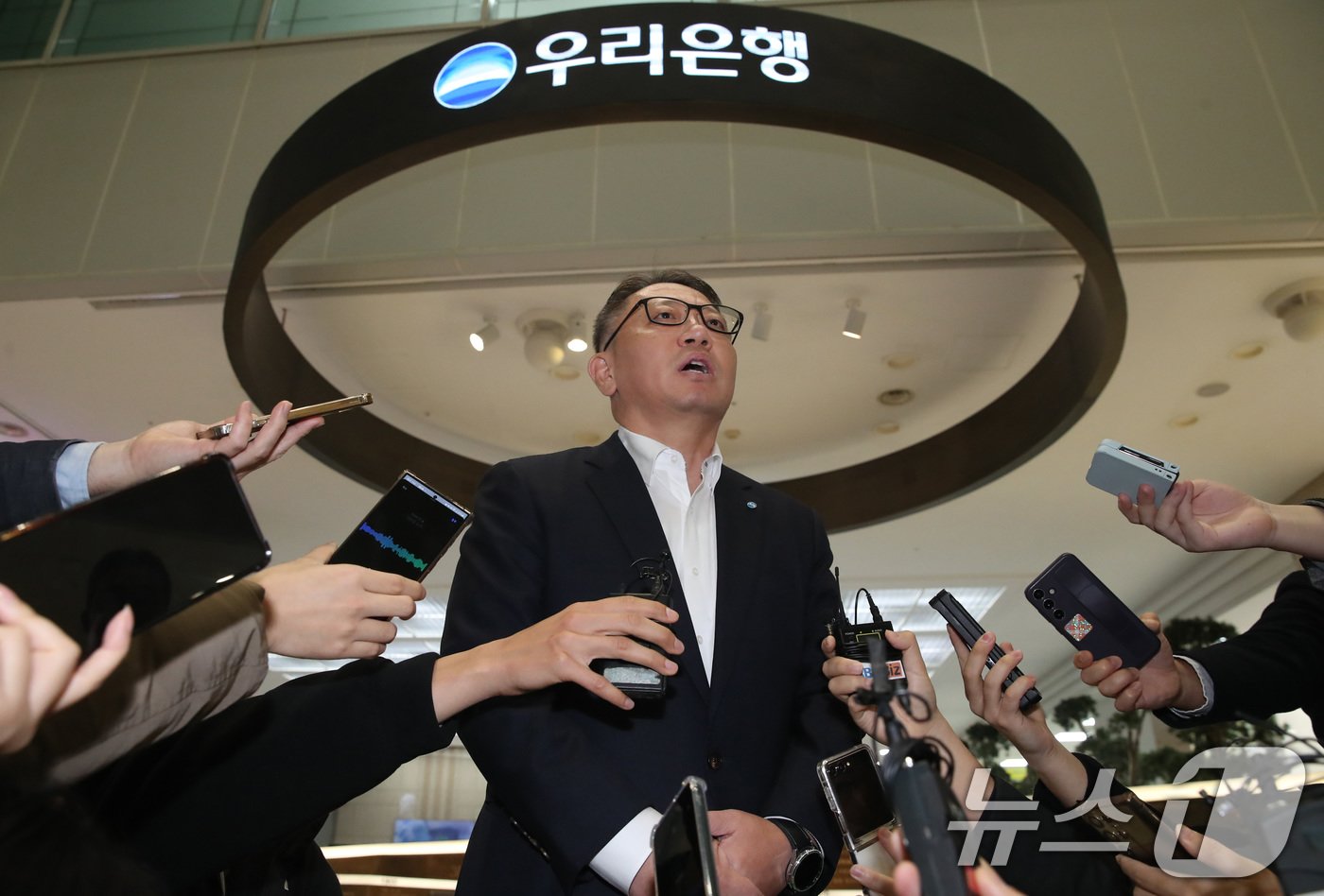 본문 이미지 - 정진완 차기 우리은행장 후보가 지난 2일 오전 서울 중구 소공로 우리은행 본점으로 출근하며 취재진의 질문에 답하고 있다. 2024.12.2/뉴스1 ⓒ News1 임세영 기자