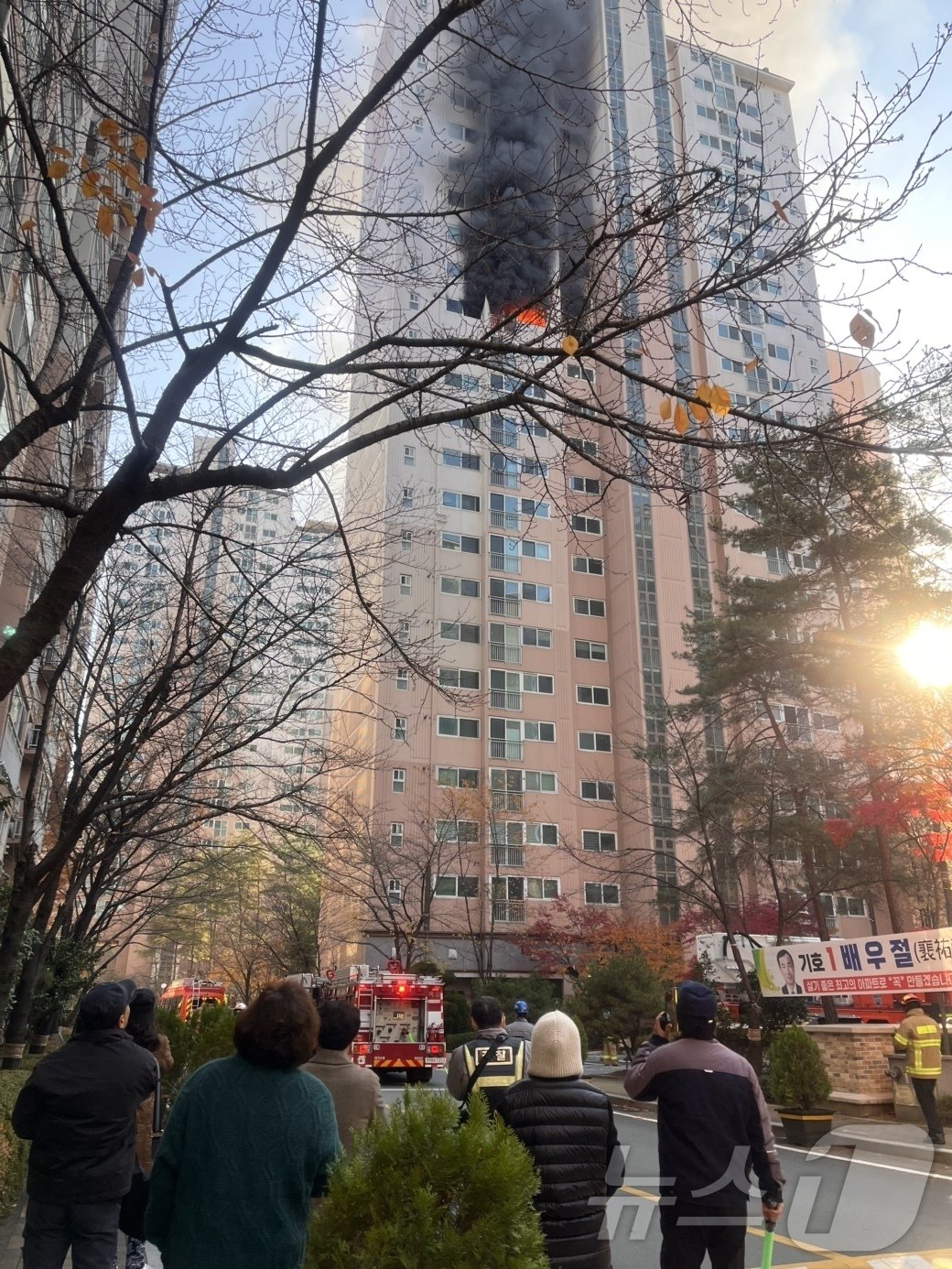 2일 오전 8시 59분쯤 대구 수성구 황금동에 있는 아파트에서 불이 나 소방당국이 관할 소방서 인력 전체가 출동하는 경보령인 대응 1단계를 발령, 진화 중이다. &#40;독자 제공&#41; 2024.12.2/뉴스1 ⓒ News1 이성덕 기자