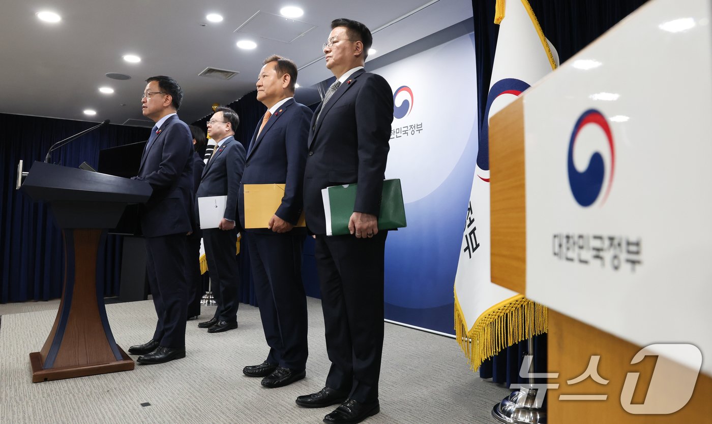 본문 이미지 - 최상목 경제부총리 겸 기획재정부 장관이 2일 서울 종로구 정부서울청사에서 야당 단독감액안 정부입장 합동 브리핑을 하고 있다. 2024.12.2/뉴스1 ⓒ News1 허경 기자