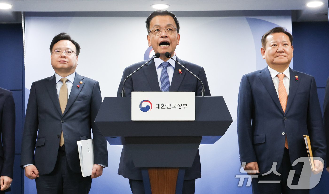 본문 이미지 - 최상목 경제부총리 겸 기획재정부 장관이 2일 서울 종로구 정부서울청사에서 야당 단독감액안 정부입장 합동 브리핑을 하고 있다. 2024.12.2/뉴스1 ⓒ News1 허경 기자