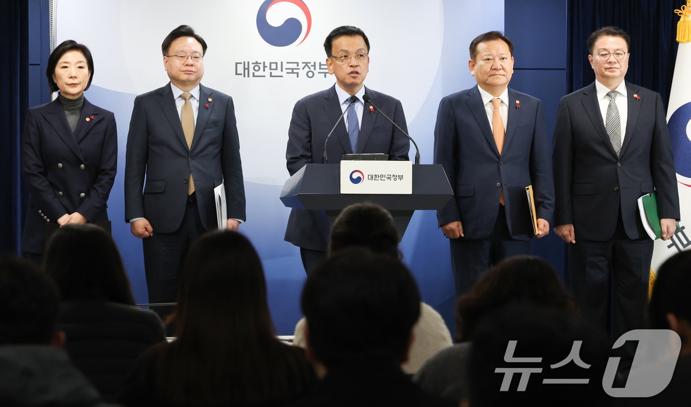 본문 이미지 - 최상목 경제부총리 겸 기획재정부 장관이 2일 서울 종로구 정부서울청사에서 야당 단독감액안 정부입장 합동 브리핑을 하고 있다. 왼쪽부터 오영주 중소벤처기업부 장관, 조규홍 보건복지부 장관, 최 부총리, 이상민 행정안전부 장관, 방기선 국무조정실장. 2024.12.2/뉴스1 ⓒ News1 허경 기자