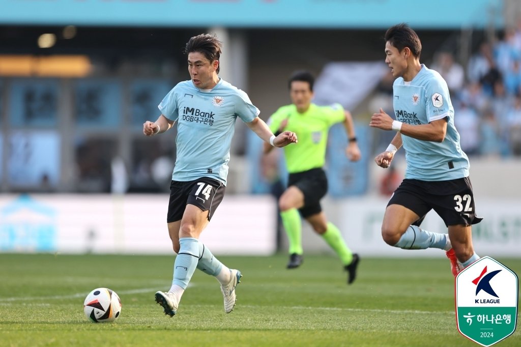 본문 이미지 - 대구FC 잔류에 힘을 보탠 이용래. (한국프로축구연맹 제공)