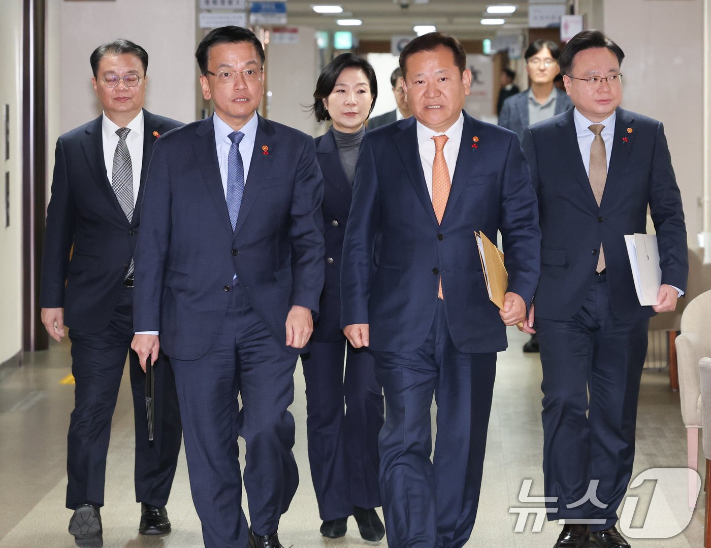 본문 이미지 - 최상목 경제부총리 겸 기획재정부 장관을 비롯한 장관들이 2일 서울 종로구 정부서울청사에서 야당 단독감액안 정부입장 합동 브리핑을 하기 위해 입장하고 있다. 왼쪽부터 방기선 국무조정실장, 최 부총리, 오영주 중소벤처기업부 장관, 이상민 행정안전부 장관, 조규홍 보건복지부 장관. 2024.12.2/뉴스1 ⓒ News1 허경 기자