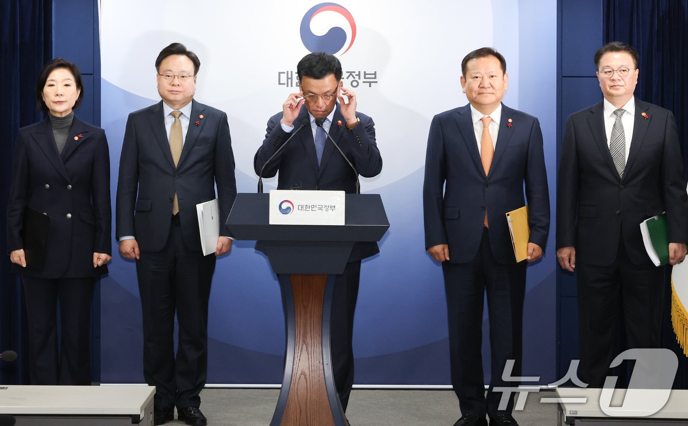 본문 이미지 - 최상목 경제부총리 겸 기획재정부 장관이 2일 서울 종로구 정부서울청사에서 야당 단독감액안 정부입장 합동 브리핑을 하기 앞서 안경을 고쳐쓰고 있다. 왼쪽부터 오영주 중소벤처기업부 장관, 조규홍 보건복지부 장관, 최 부총리, 이상민 행정안전부 장관, 방기선 국무조정실장. 2024.12.2/뉴스1 ⓒ News1 허경 기자