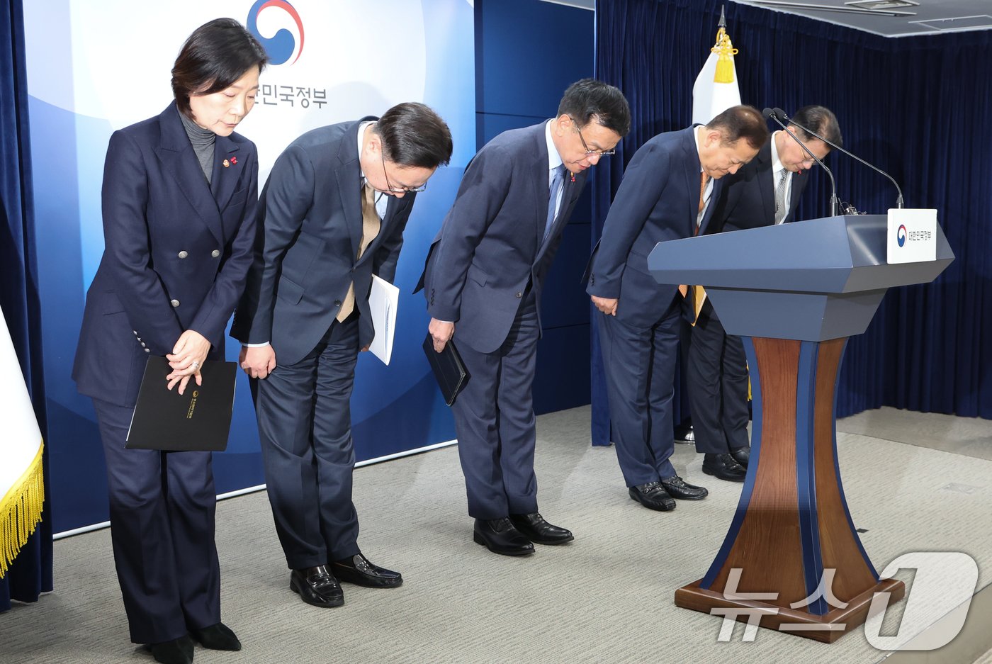본문 이미지 - 최상목 경제부총리 겸 기획재정부 장관이 2일 서울 종로구 정부서울청사에서 야당 단독감액안 정부입장 합동 브리핑을 마친 뒤 고개숙여 인사하고 있다. 왼쪽부터 오영주 중소벤처기업부 장관, 조규홍 보건복지부 장관, 최 부총리, 이상민 행정안전부 장관, 방기선 국무조정실장. 2024.12.2/뉴스1 ⓒ News1 허경 기자