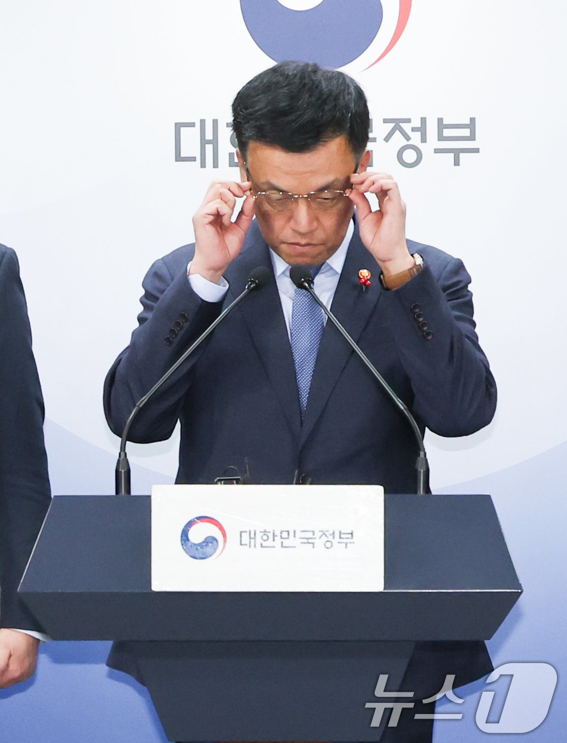 본문 이미지 - 최상목 경제부총리 겸 기획재정부 장관이 2일 서울 종로구 정부서울청사에서 야당 단독감액안 정부입장 합동 브리핑을 하기 앞서 안경을 고쳐쓰고 있다. 2024.12.2/뉴스1 ⓒ News1 허경 기자