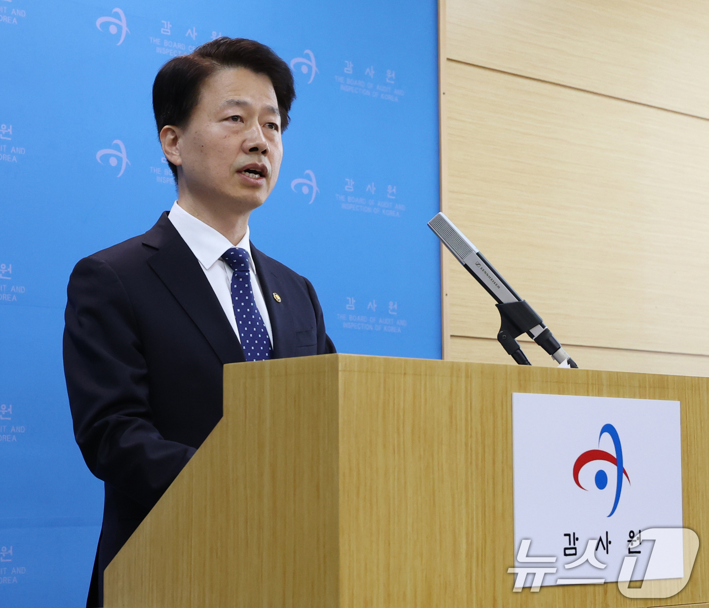 (서울=뉴스1) 송원영 기자 = 최달영 감사원 사무총장이 2일 서울 종로구 감사원에서 최재해 감사원장 탄핵 추진에 관한 긴급 브리핑을 하고 있다. 2024.12.2/뉴스1