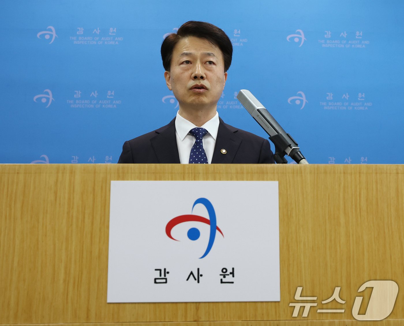 본문 이미지 - 최달영 감사원 사무총장이 2일 서울 종로구 감사원에서 최재해 감사원장 탄핵 추진에 관한 긴급 브리핑을 하고 있다. 2024.12.2/뉴스1 ⓒ News1 송원영 기자