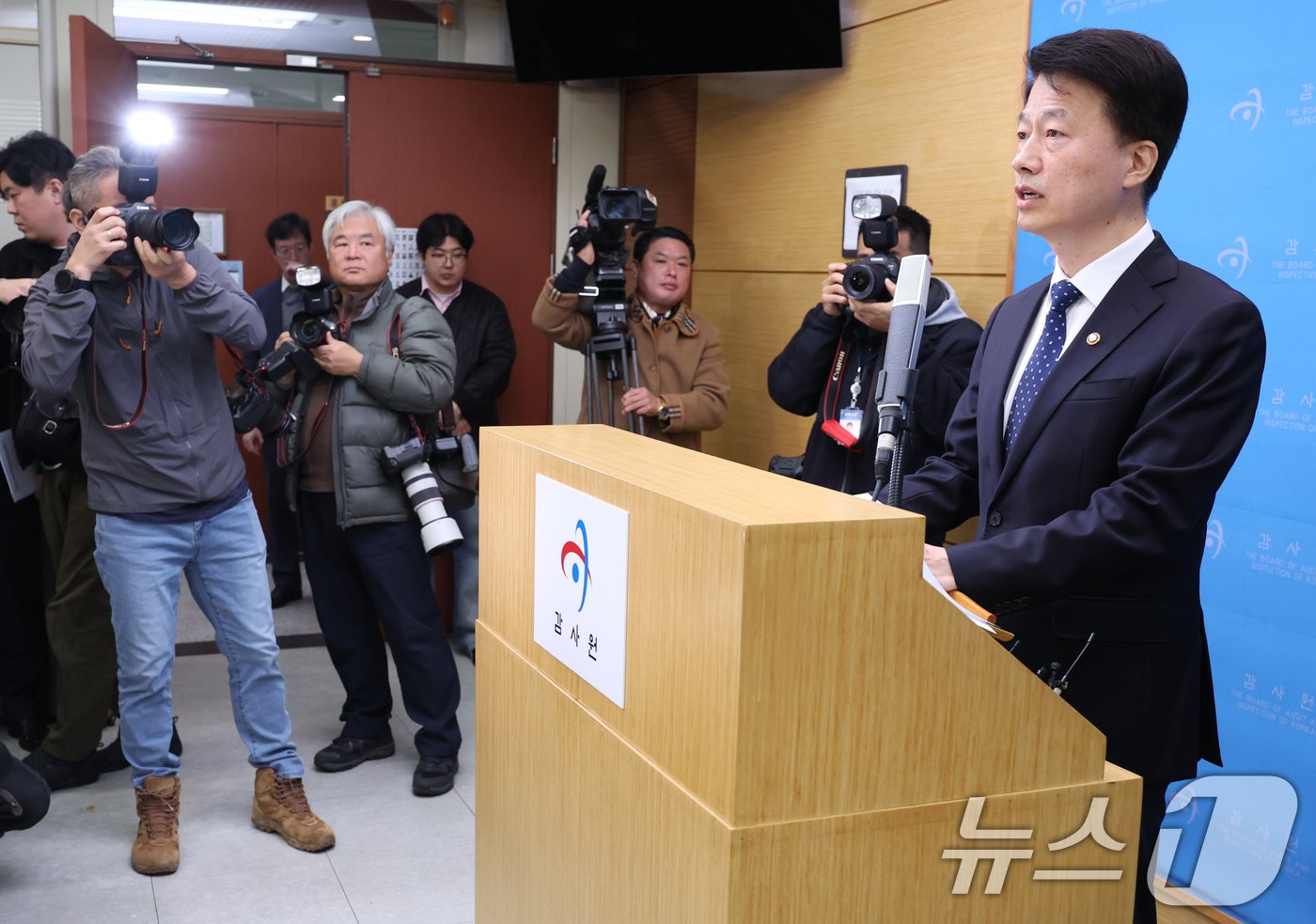 본문 이미지 - 최달영 감사원 사무총장이 2일 서울 종로구 감사원에서 최재해 감사원장 탄핵 추진에 관한 긴급 브리핑을 하고 있다. 2024.12.2/뉴스1 ⓒ News1 송원영 기자