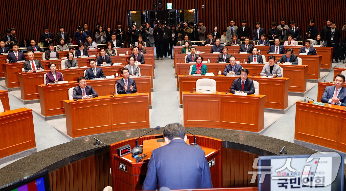 추경호 국민의힘 원내대표가 2일 오전 서울 여의도 국회에서 열린 비상의원총회에서 발언을 마친 후 인사하고 있다. 2024.12.2/뉴스1 ⓒ News1 안은나 기자