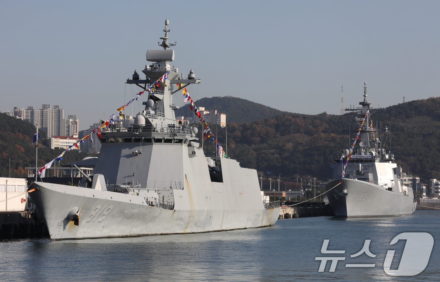 (부산=뉴스1) 윤일지 기자 = 2일 오전 부산 남구 해군작전사령부 부산작전기지에 해군 최신예 이지스구축함 '정조대왕함'(DDG-995·오른쪽)과 신형 호위함 '경남함'(FFG-Ⅱ …