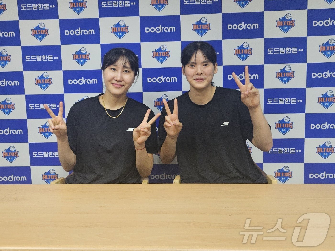 본문 이미지 - 정관장의 염혜선(왼쪽)과 신은지. ⓒ News1