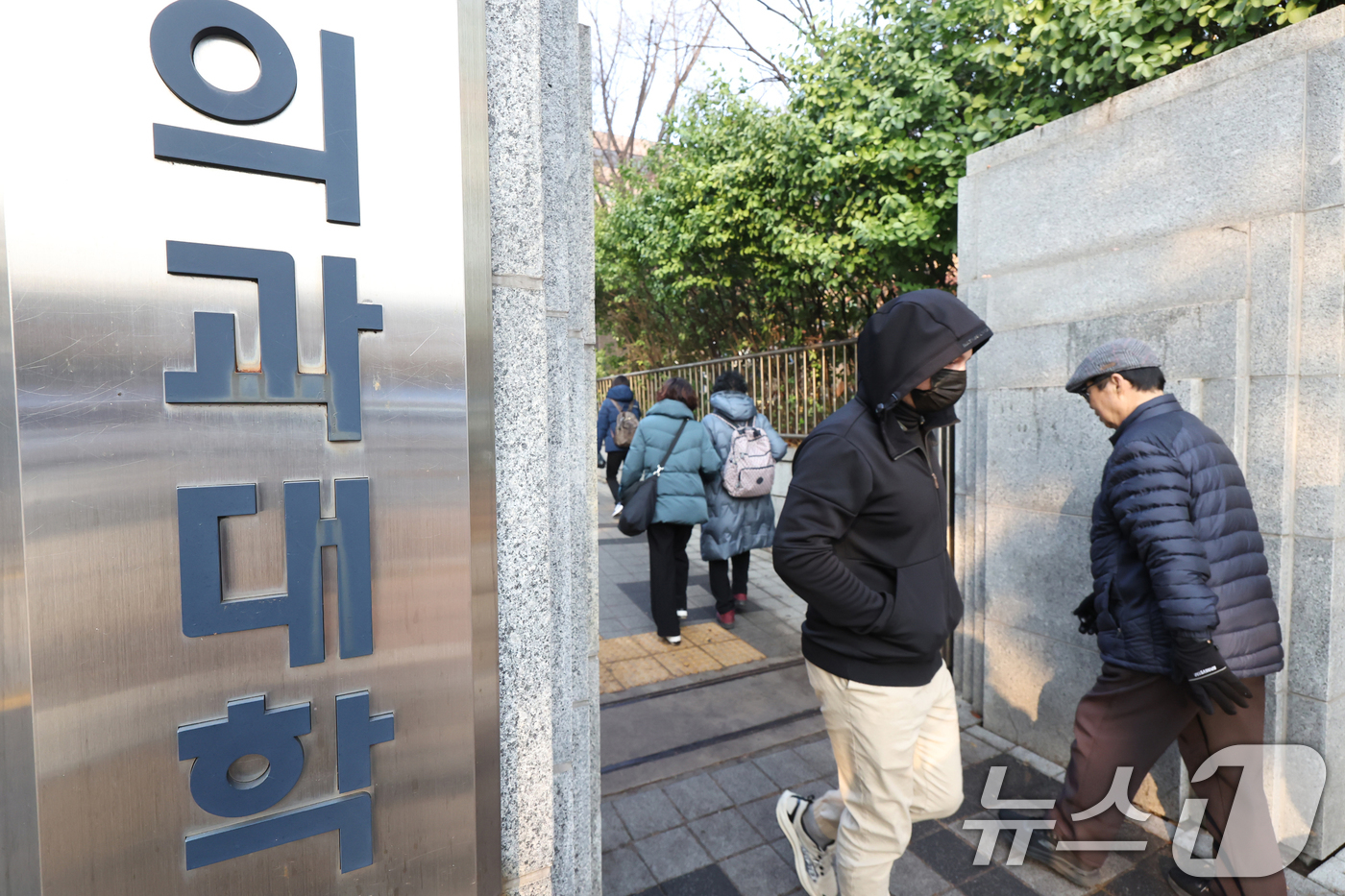 (서울=뉴스1) 민경석 기자 = 과대학 정원 문제를 두고 여야의정 협의체가 뚜렷한 결론을 내지 못한 가운데, 여당이 정부에 "2026년도 증원은 하지 않는 대신 총량제를 도입해 2 …