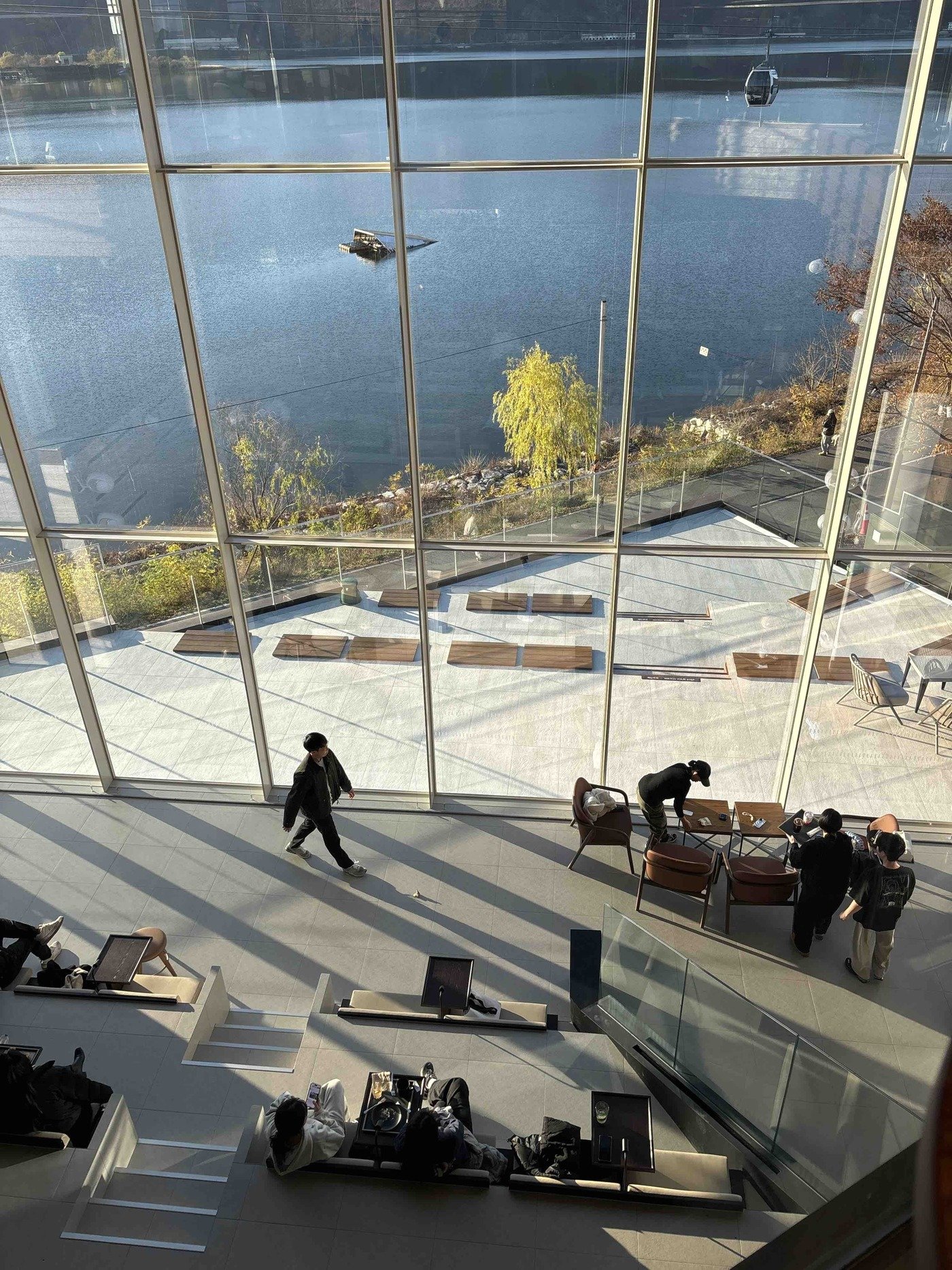 본문 이미지 - 스타벅스 더춘천의암호R점 내부에서 보이는 춘천의암호의 풍경 (스타벅스 제공)