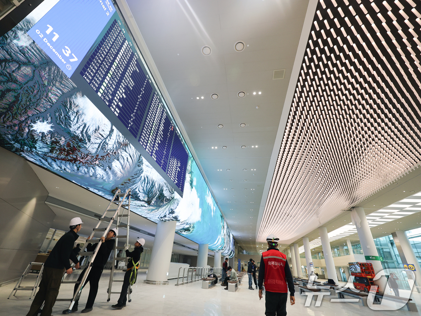 (인천공항=뉴스1) 황기선 기자 = 2일 인천국제공항 제2여객터미널 확장구역에서 공항 관계자들이 업무를 보고 있다.인천공항공사는 오는 3일부터 제2여객터미널 확장구역을 정식 운영한 …