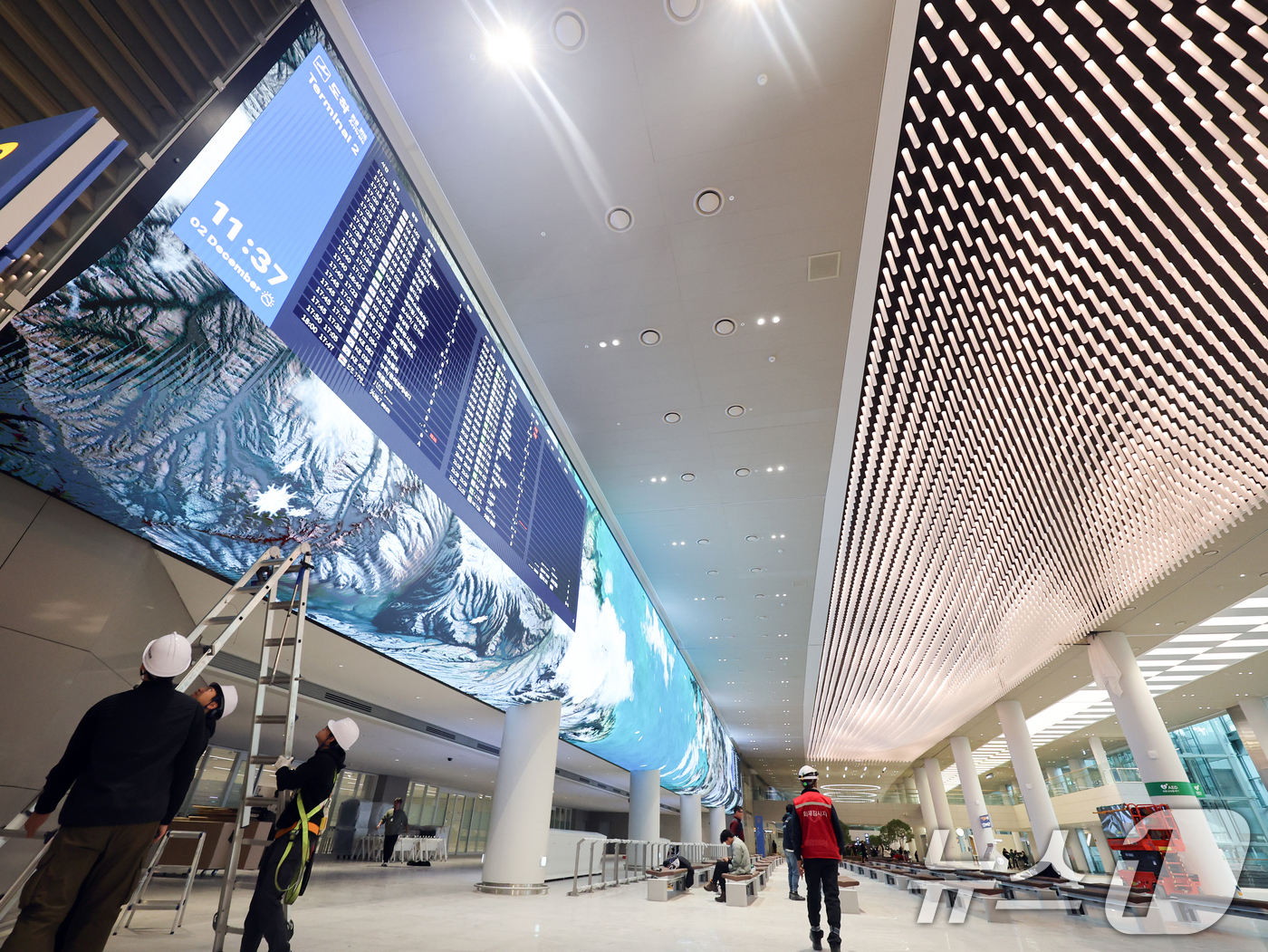 (인천공항=뉴스1) 황기선 기자 = 2일 인천국제공항 제2여객터미널 확장구역에서 공항 관계자들이 업무를 보고 있다.인천공항공사는 오는 3일부터 제2여객터미널 확장구역을 정식 운영한 …