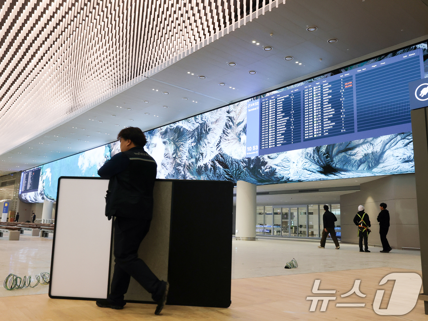 (인천공항=뉴스1) 황기선 기자 = 2일 인천국제공항 제2여객터미널 확장구역에서 공항 관계자들이 업무를 보고 있다.인천공항공사는 오는 3일부터 제2여객터미널 확장구역을 정식 운영한 …