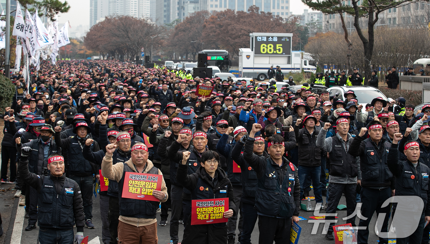 (서울=뉴스1) 이승배 기자 = 민주노총 공공운수노조 화물연대본부 조합원들이 12일 오후 서울 여의도 국회 앞에서 안전운임제 확대 입법 촉구 경고파업대회를 하고 있다. 2024.1 …