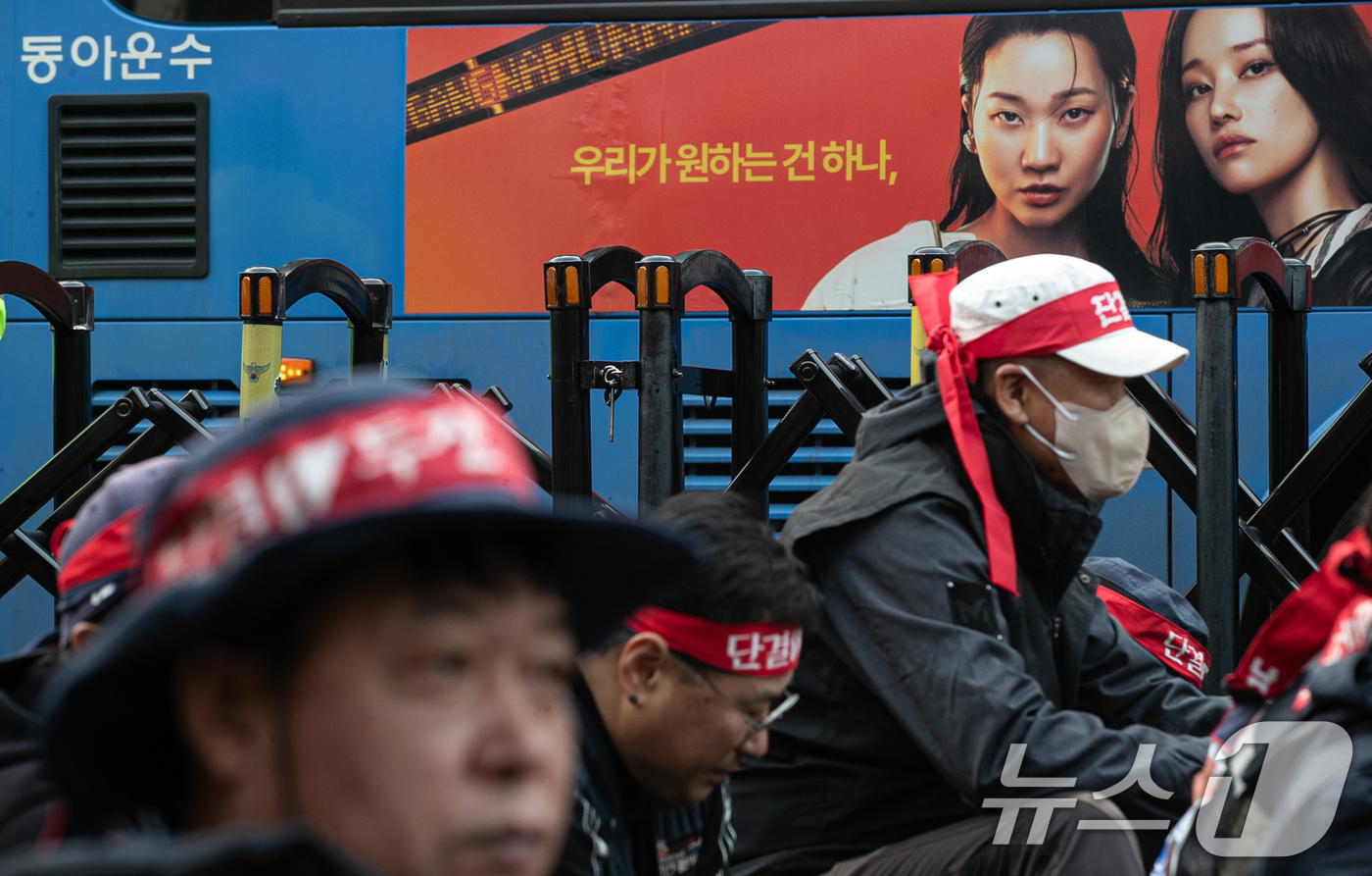 (서울=뉴스1) 이승배 기자 = 민주노총 공공운수노조 화물연대본부 조합원들이 12일 오후 서울 여의도 국회 앞에서 안전운임제 확대 입법 촉구 경고파업대회를 하고 있다. 2024.1 …