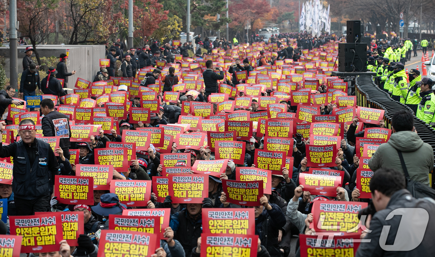 (서울=뉴스1) 이승배 기자 = 민주노총 공공운수노조 화물연대본부 조합원들이 12일 오후 서울 여의도 국회 앞에서 안전운임제 확대 입법 촉구 경고파업대회를 하고 있다. 2024.1 …