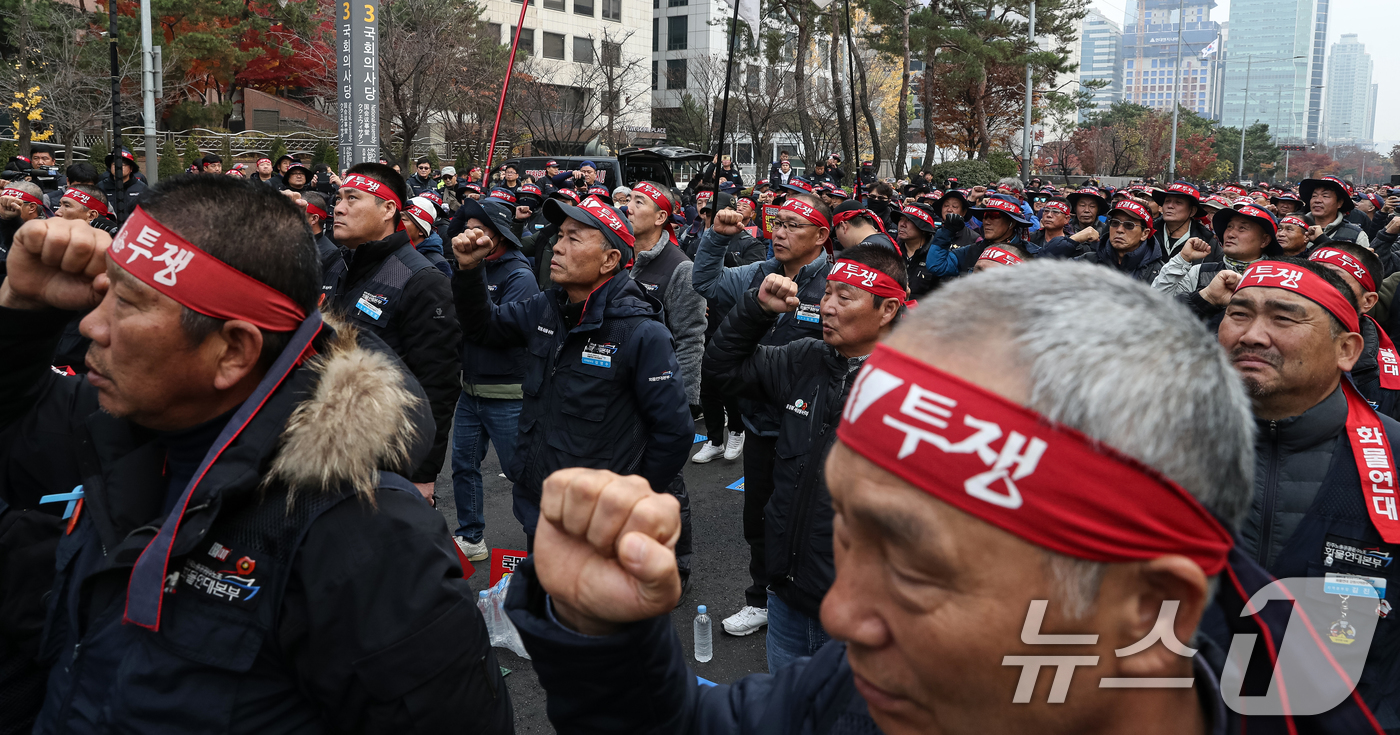 (서울=뉴스1) 이승배 기자 = 민주노총 공공운수노조 화물연대본부 조합원들이 12일 오후 서울 여의도 국회 앞에서 안전운임제 확대 입법 촉구 경고파업대회를 하고 있다. 2024.1 …