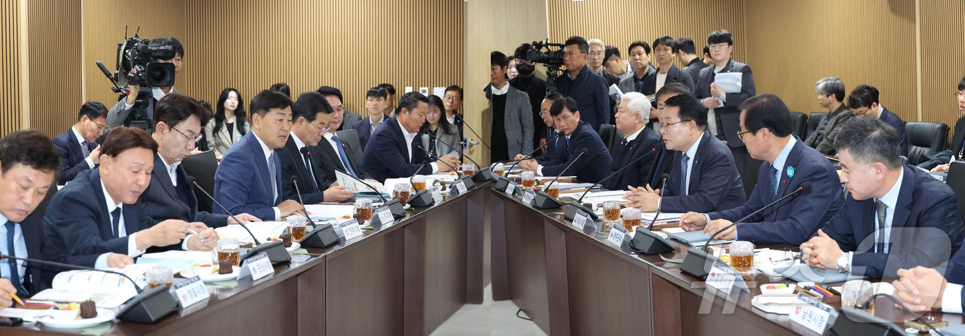 본문 이미지 - 2일 익산시청에서 민선 8기 제5차 도-시군 정책협의회가 개최된 가운데 김관영 전북도지사와 시장·군수들이 회의를 하고 있다.(전북자치도 제공)/뉴스1