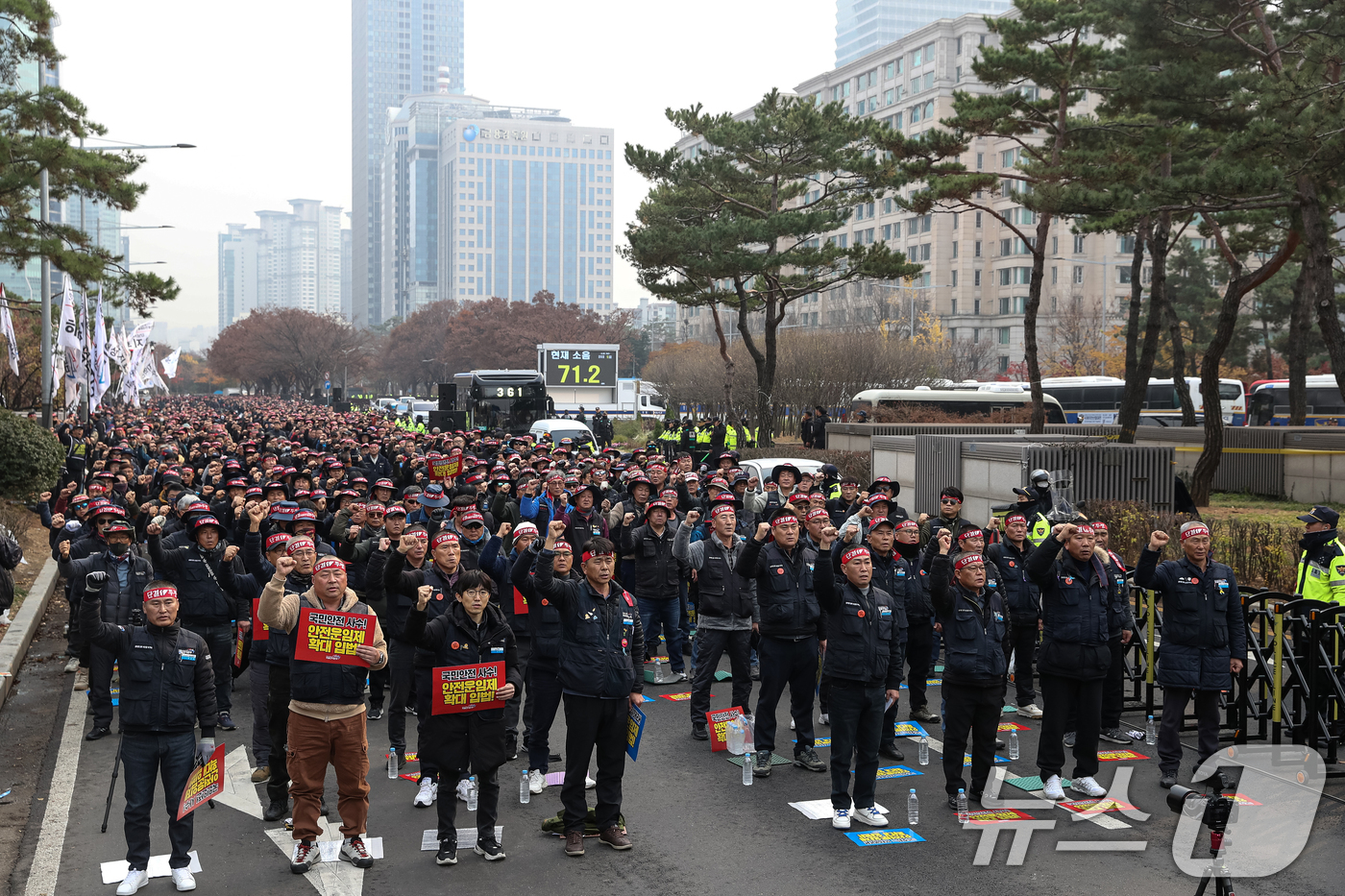 (서울=뉴스1) 이승배 기자 = 민주노총 공공운수노조 화물연대본부 조합원들이 12일 오후 서울 여의도 국회 앞에서 안전운임제 확대 입법 촉구 경고파업대회를 하고 있다. 2024.1 …