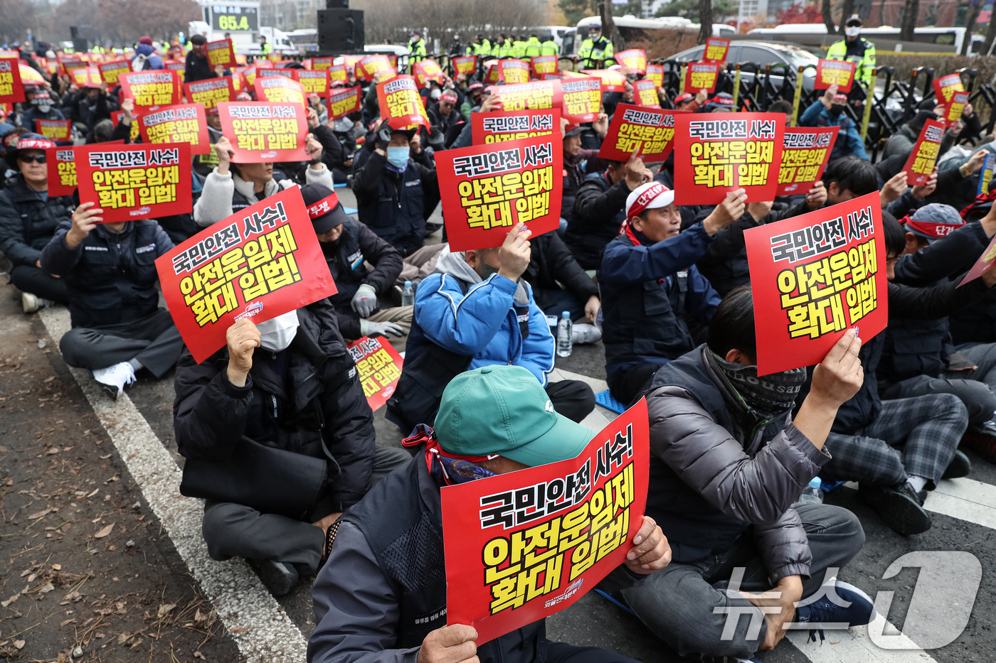 (서울=뉴스1) 이승배 기자 = 민주노총 공공운수노조 화물연대본부 조합원들이 12일 오후 서울 여의도 국회 앞에서 안전운임제 확대 입법 촉구 경고파업대회를 하고 있다. 2024.1 …